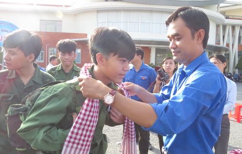đồng chí Nguyễn Văn Vũ Minh - BÍ thư Tỉnh Đoàn tặng quà cho chiến sĩ tham gia chương trình